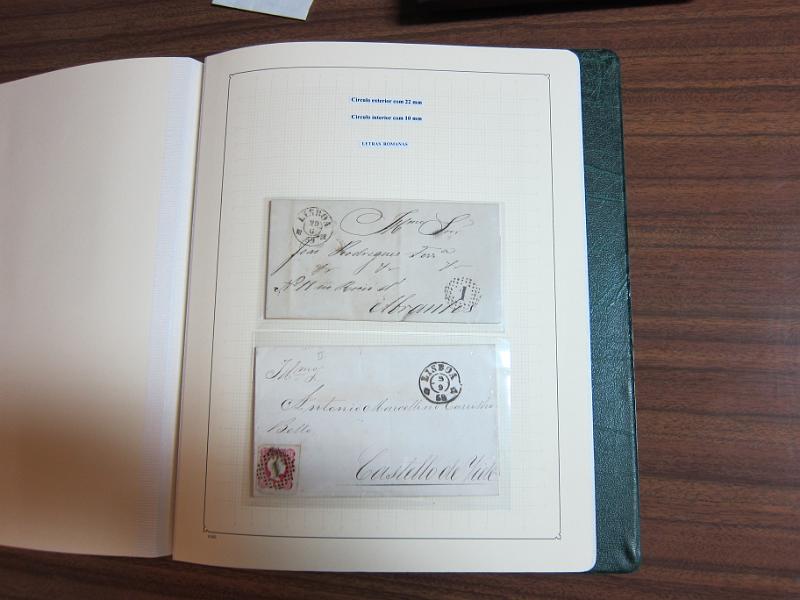 0018 (97).JPG -     Lote:    18      Marcofilia      Lotes Especiais       Descrição:         Portugal &mdash; Colecção especializada em dois álbuns com estudo especializado das marcas de duplo círculo e circulares de Lisboa, com selos de diversas emissões e cartas. Lote a ver.        Lote       Valor Base:     &euro; 1.000,00     Valor Venda:     Retirado     